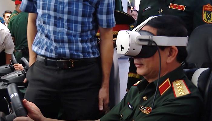 Đại tướng Phan Văn Giang đeo kính thực tế ảo – trải nghiệm “lái xe không kính” giữa Trường Sơn Đại tướng Phan Văn Giang đeo kính thực tế ảo – trải nghiệm “lái xe không kính” giữa Trường Sơn